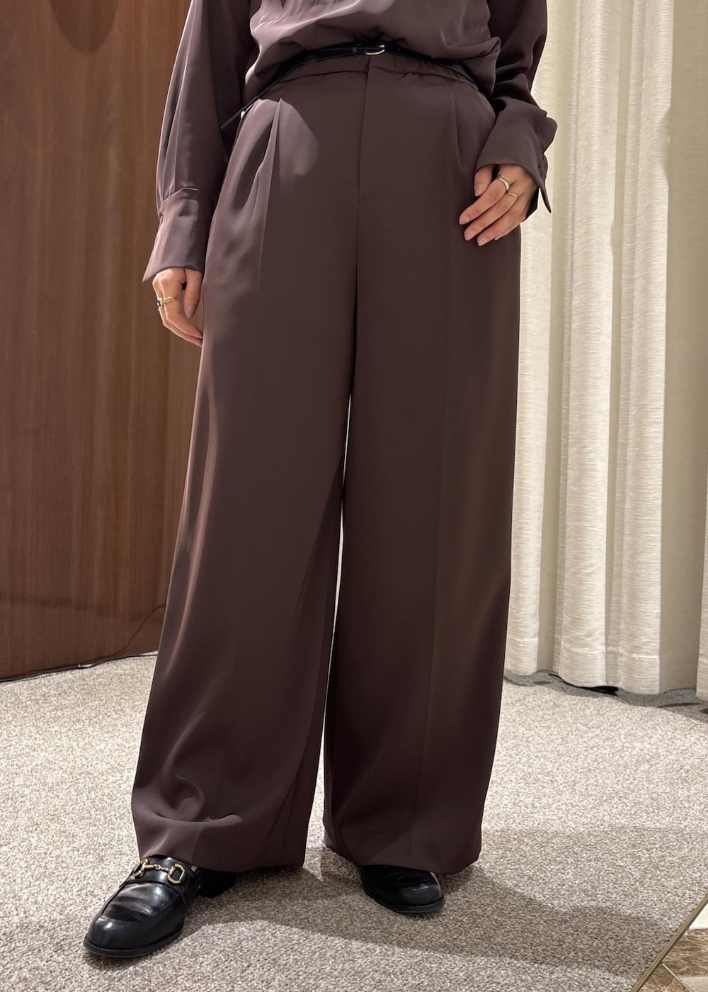 ブラック系のローファー、ホワイト系のトートバッグ、ブラウン系のシャツ/ブラウスを着用したレディースの春コーディネートの6枚目の写真