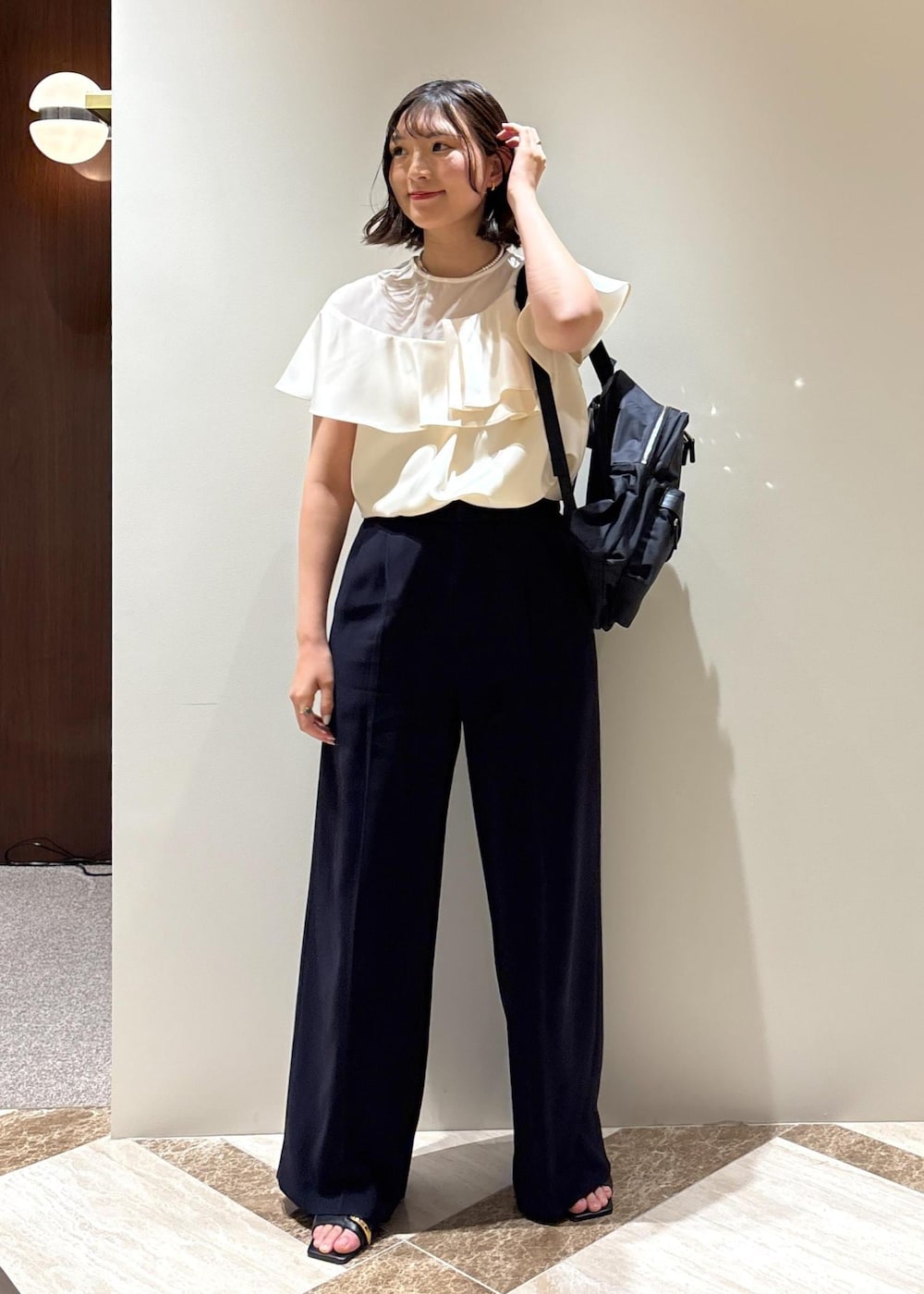 ブラック系のサンダル、ホワイト系のシャツ/ブラウス、ブルー系のその他パンツを着用したレディースの夏コーディネートの2枚目の写真