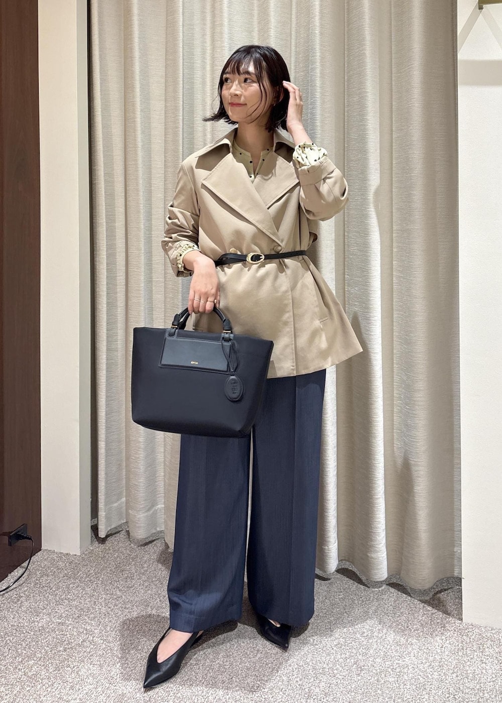 ブラック系のパンプス、ブラック系のトートバッグ、ブルー系のその他パンツを着用したレディースの春コーディネートの2枚目の写真