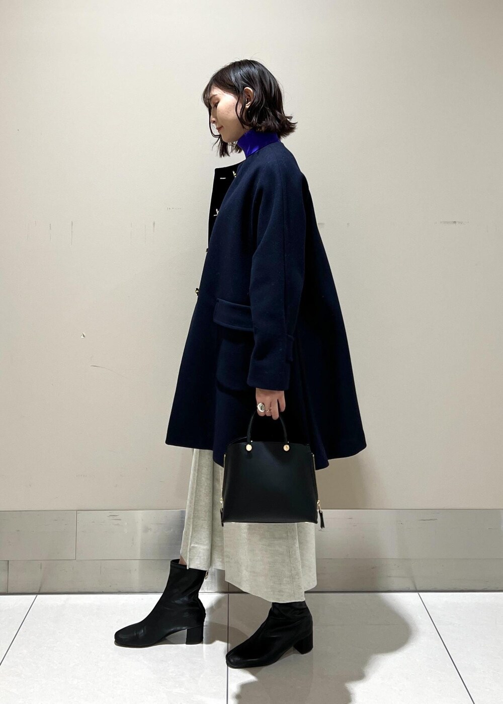 「パープル、タートルネック、リブニット、タイトスカート、Winter Coat 2023、ROPÉ、ÉPOR、Y BAG、冬コート、ニット、カットソー、スカート、ブーツ、インスタライブ着用、セール」｜「E'PORの【新色追加】【E'POR】 Y BAG Mini【雑誌掲載】（ハンドバッグ、ブラック系）」を使った、ayaさん（レディース・162cm）の冬コーディネートの2枚目の写真