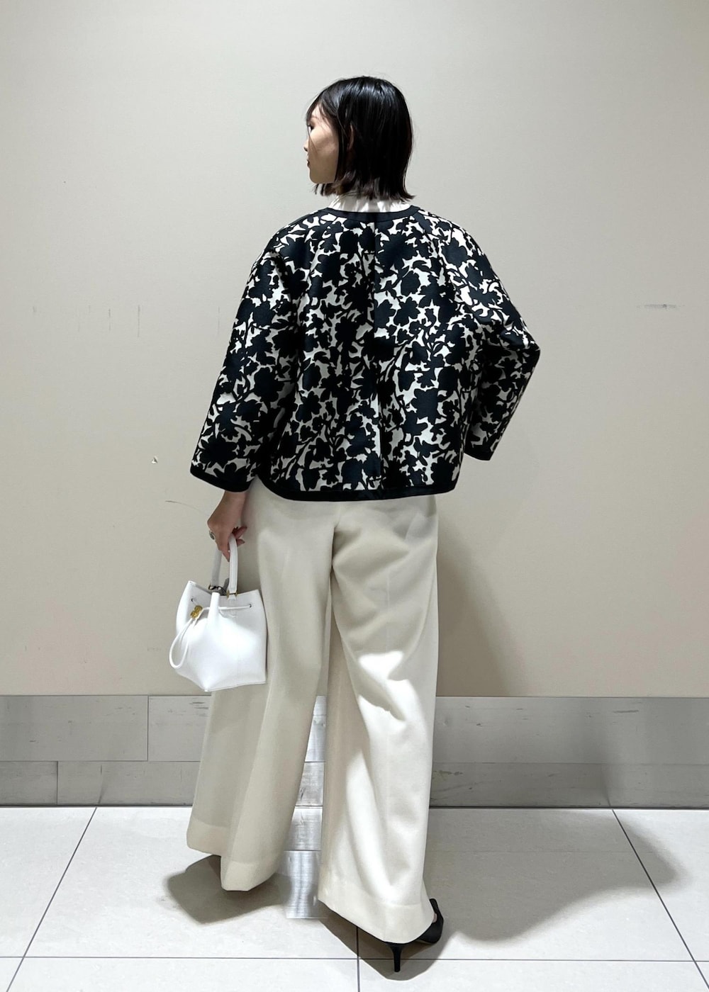 「ブラウス、ボウタイブラウス、ジャケット、ワイドパンツ、ヒール、ミニバッグ、神崎さんコラボ、ROPÉ、パンツ、パンプス、インスタライブ着用、セレモニー、通勤、きれいめカジュアル、お出かけ」｜「ROPE'のVカットポインテッドパンプス（パンプス、ブラック系）」を使った、ayaさん（レディース・162cm）の冬コーディネートの3枚目の写真