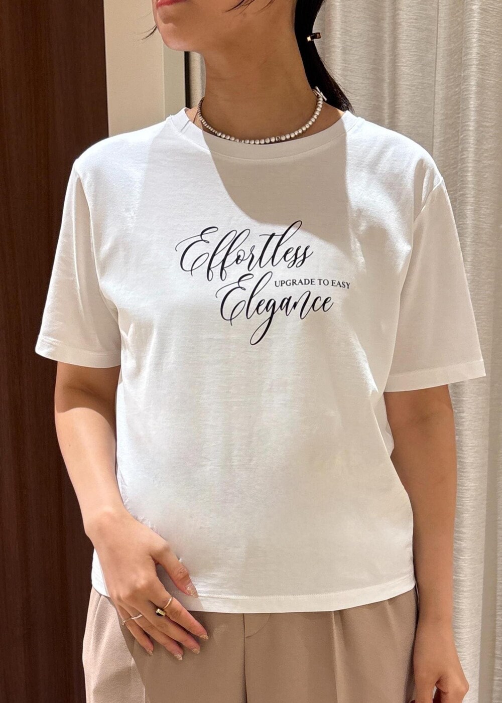 ブラック系のサンダル、ピンク系のシャツ/ブラウス、ホワイト系のTシャツ/カットソーを着用したレディースの夏コーディネートの6枚目の写真