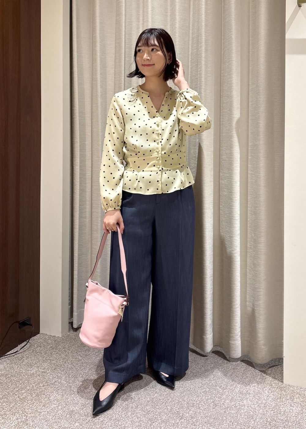 ブラック系のパンプス、ブラック系のトートバッグ、ブルー系のその他パンツを着用したレディースの春コーディネートの5枚目の写真