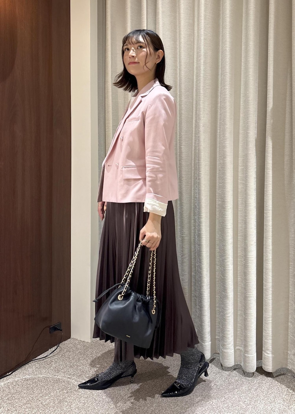 ホワイト系のTシャツ/カットソー、ブラック系のハンドバッグ、ピンク系のテーラードジャケットを着用したレディースの春コーディネートの3枚目の写真