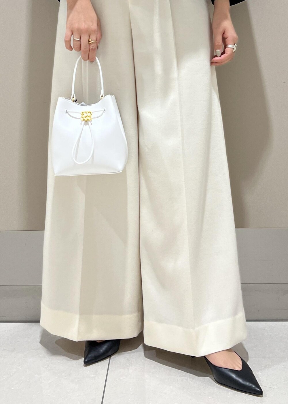 「ブラウス、ボウタイブラウス、ジャケット、ワイドパンツ、ヒール、ミニバッグ、神崎さんコラボ、ROPÉ、パンツ、パンプス、インスタライブ着用、セレモニー、通勤、きれいめカジュアル、お出かけ」｜「ROPE'のVカットポインテッドパンプス（パンプス、ブラック系）」を使った、ayaさん（レディース・162cm）の冬コーディネートの6枚目の写真