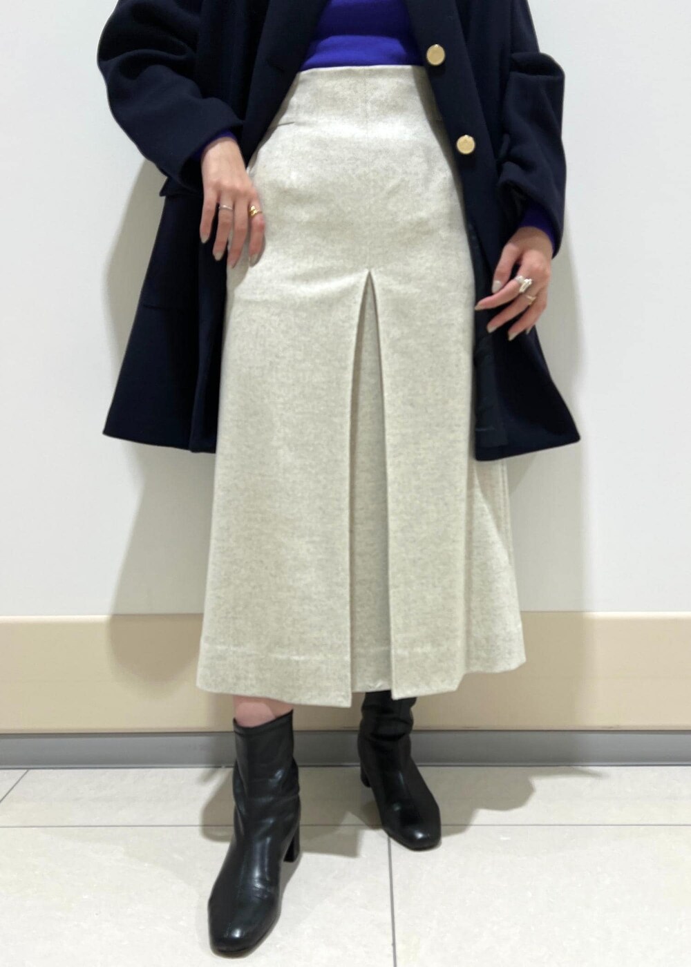 「パープル、タートルネック、リブニット、タイトスカート、Winter Coat 2023、ROPÉ、ÉPOR、Y BAG、冬コート、ニット、カットソー、スカート、ブーツ、インスタライブ着用、セール」｜「E'PORの【新色追加】【E'POR】 Y BAG Mini【雑誌掲載】（ハンドバッグ、ブラック系）」を使った、ayaさん（レディース・162cm）の冬コーディネートの6枚目の写真