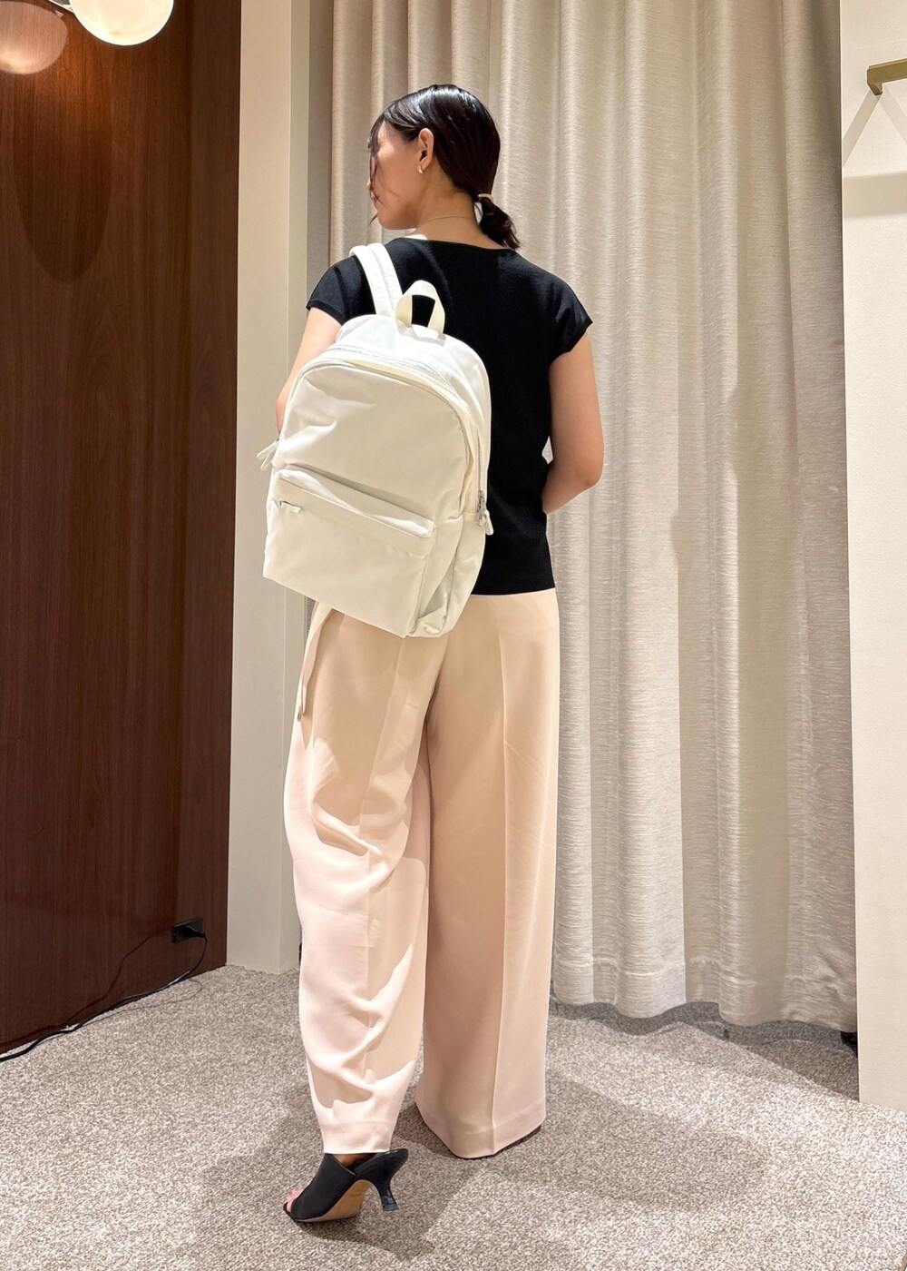 ホワイト系のバックパック/リュック、ブラック系のサンダル、ピンク系のその他パンツを着用したレディースの夏コーディネートの4枚目の写真