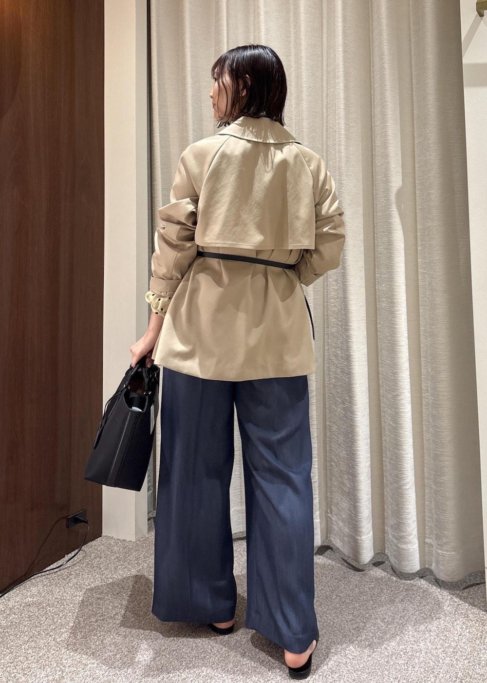 ブラック系のパンプス、ブラック系のトートバッグ、ブルー系のその他パンツを着用したレディースの春コーディネートの4枚目の写真