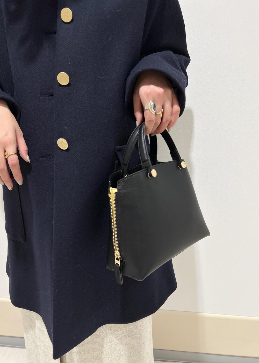 「パープル、タートルネック、リブニット、タイトスカート、Winter Coat 2023、ROPÉ、ÉPOR、Y BAG、冬コート、ニット、カットソー、スカート、ブーツ、インスタライブ着用、セール」｜「E'PORの【新色追加】【E'POR】 Y BAG Mini【雑誌掲載】（ハンドバッグ、ブラック系）」を使った、ayaさん（レディース・162cm）の冬コーディネートの7枚目の写真
