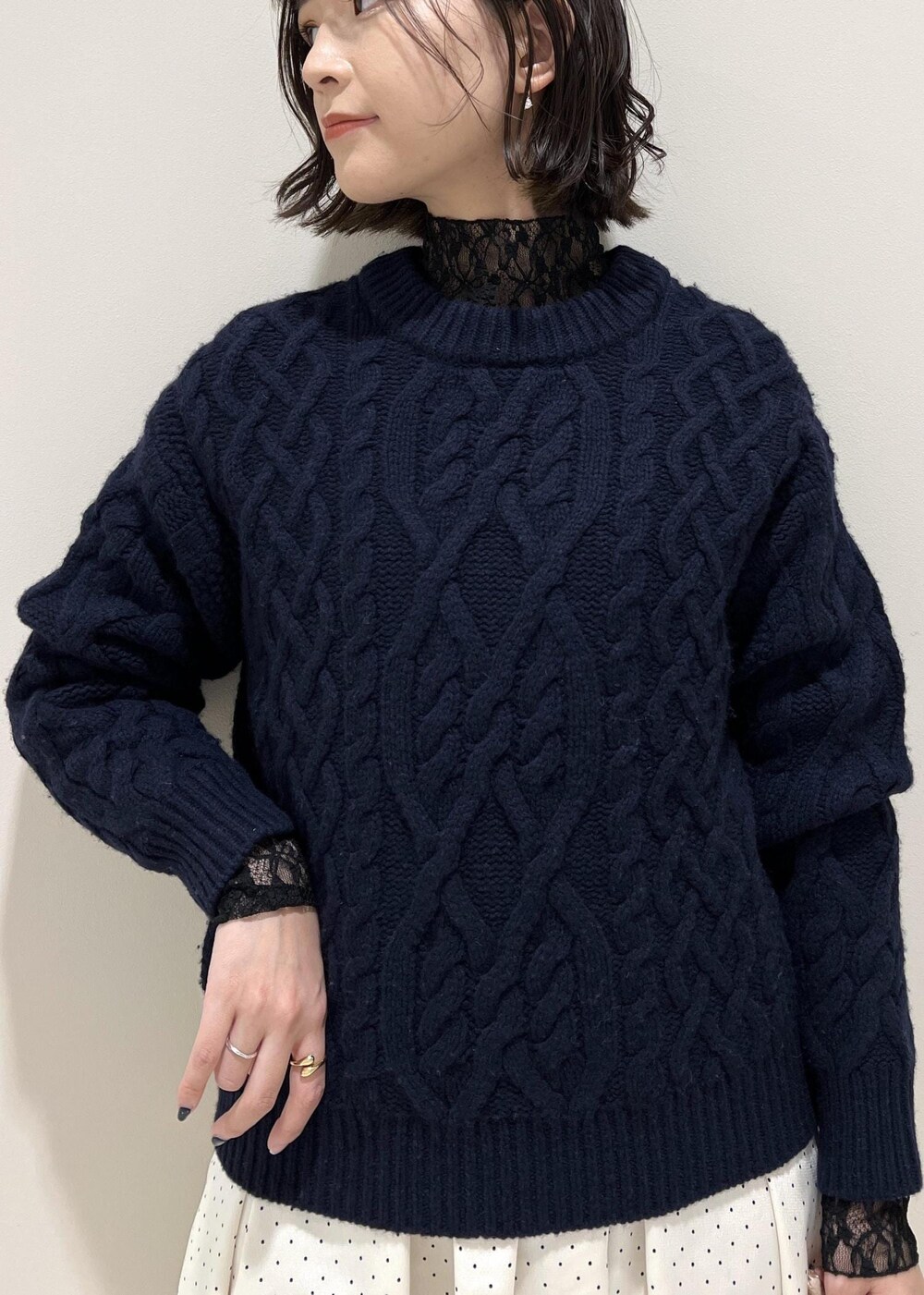 ブラウン系のハンドバッグ、ブラック系のブーツ、ブラック系のTシャツ/カットソーを着用したレディースの冬コーディネートの4枚目の写真