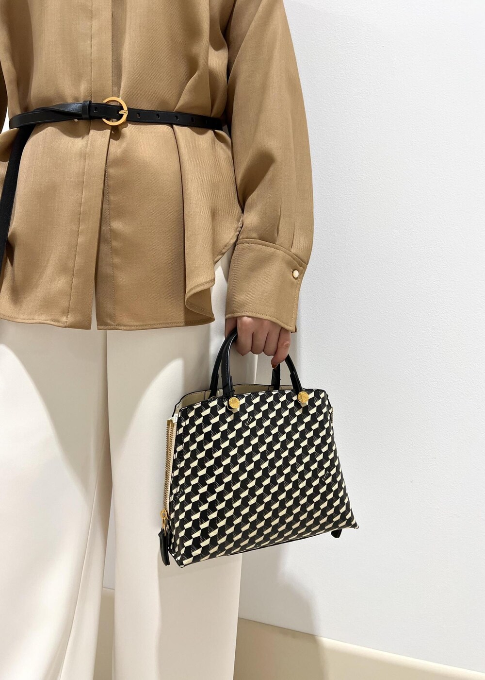 「タックパンツ、ミニバッグ、ROPÉ、ÉPOR、MONOGRAM BAG、シャツ・ブラウス、パンツ、ブーツ、通勤、オフィスカジュアル、きれいめカジュアル、お出かけ、大人カジュアル、高身長、骨格ウェーブ」｜「ROPE'の【雑誌掲載】ウールビエラヒヨクシャツ/セットアップ対応（シャツ/ブラウス、ベージュ系）」を使った、ayaさん（レディース・162cm）の秋コーディネートの6枚目の写真