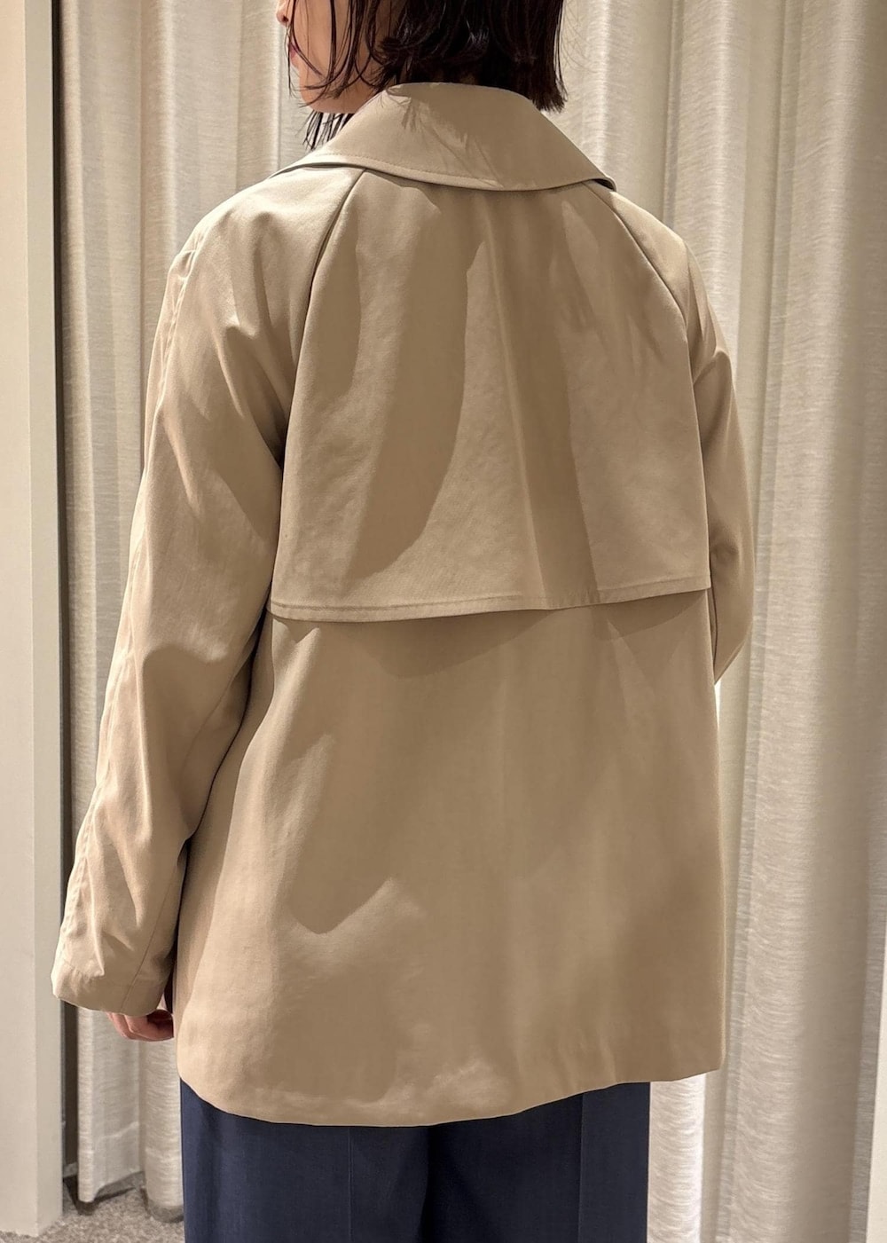 ブラック系のパンプス、ブラック系のトートバッグ、ブルー系のその他パンツを着用したレディースの春コーディネートの8枚目の写真