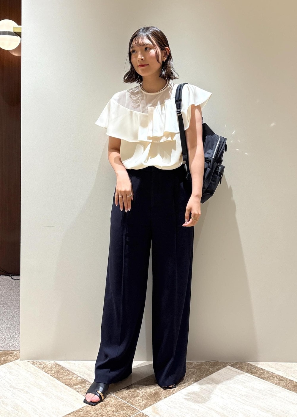 ブラック系のサンダル、ホワイト系のシャツ/ブラウス、ブルー系のその他パンツを着用したレディースの夏コーディネートの3枚目の写真