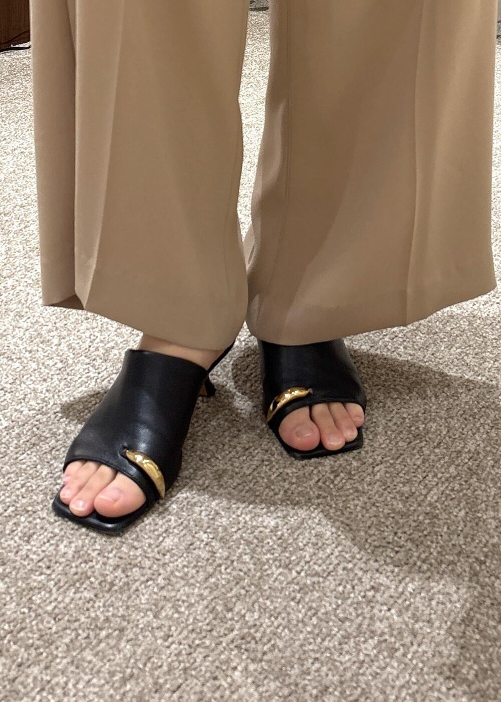 ブラック系のサンダル、ピンク系のシャツ/ブラウス、ホワイト系のTシャツ/カットソーを着用したレディースの夏コーディネートの9枚目の写真