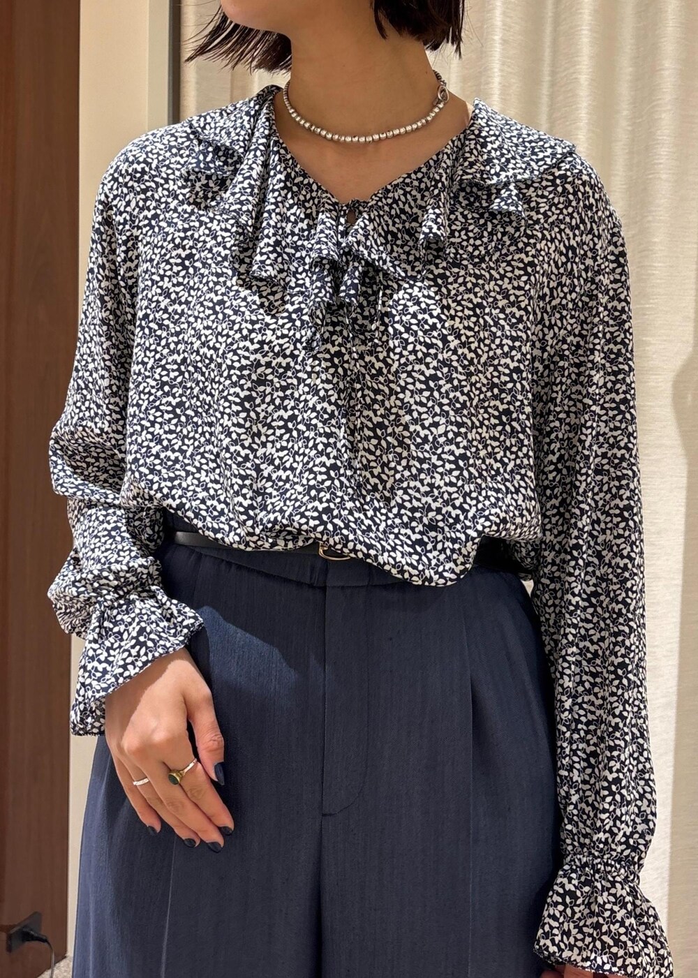 ブラック系のパンプス、ブルー系のその他パンツ、ブラック系のトートバッグを着用したレディースの秋コーディネートの5枚目の写真