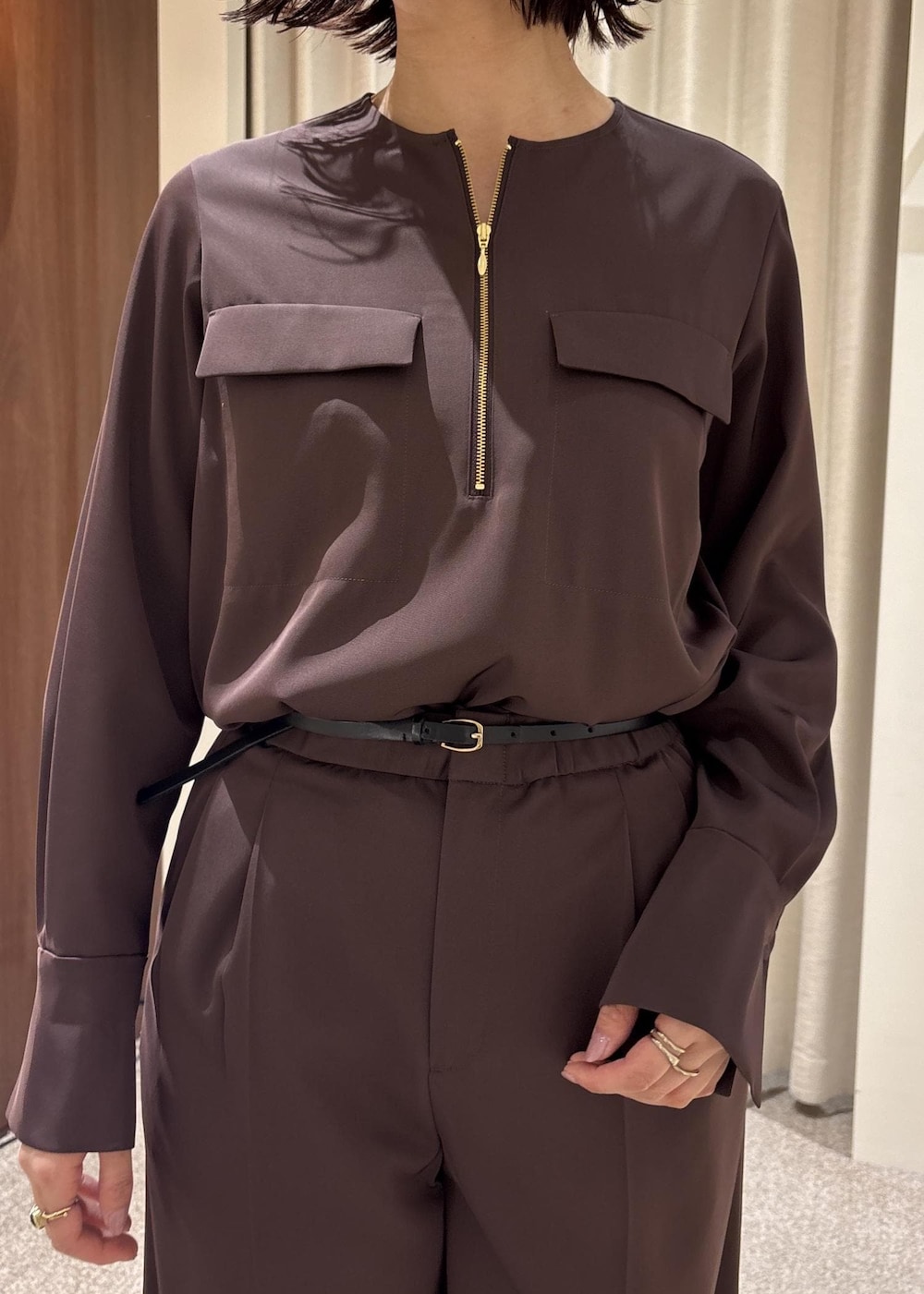 ブラック系のローファー、ホワイト系のトートバッグ、ブラウン系のシャツ/ブラウスを着用したレディースの春コーディネートの5枚目の写真