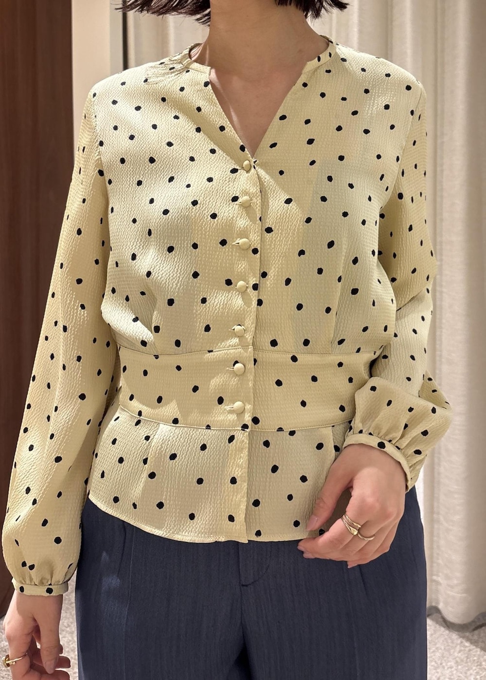 ブラック系のパンプス、ピンク系のハンドバッグ、ブルー系のその他パンツを着用したレディースの春コーディネートの6枚目の写真