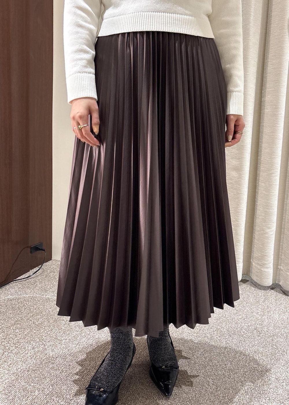 ピンク系のハンドバッグ、ブラウン系のスカート、ホワイト系のニット/セーターを着用したレディースの春コーディネートの6枚目の写真