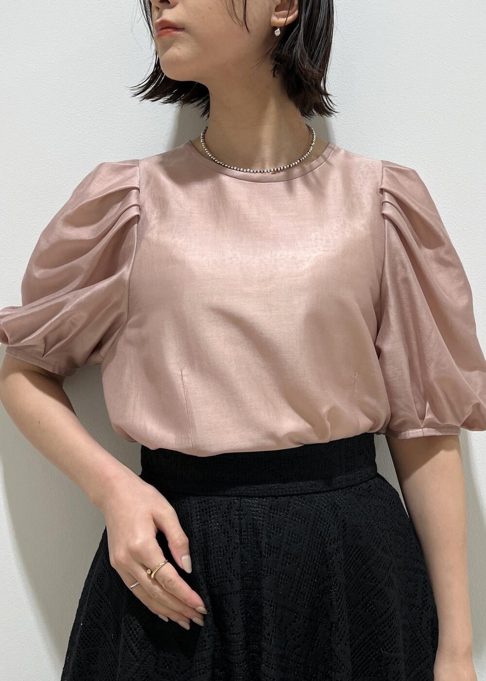 ホワイト系のハンドバッグ、ブラック系のパンプス、ピンク系のシャツ/ブラウスを着用したレディースの春コーディネートの7枚目の写真