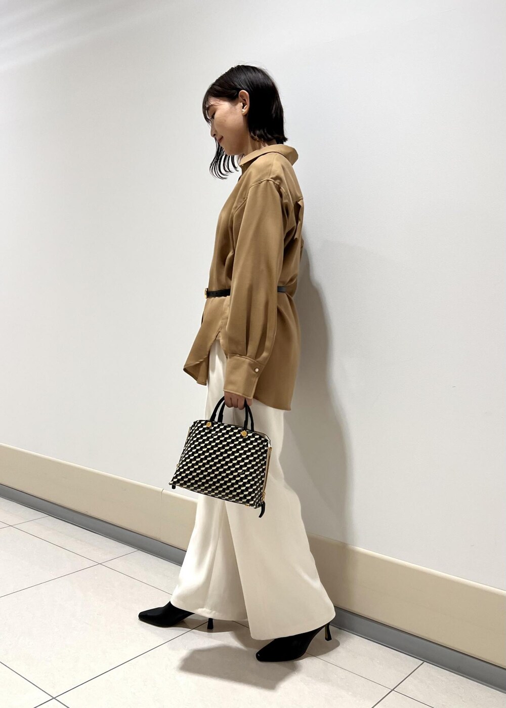「タックパンツ、ミニバッグ、ROPÉ、ÉPOR、MONOGRAM BAG、シャツ・ブラウス、パンツ、ブーツ、通勤、オフィスカジュアル、きれいめカジュアル、お出かけ、大人カジュアル、高身長、骨格ウェーブ」｜「ROPE'の【雑誌掲載】ウールビエラヒヨクシャツ/セットアップ対応（シャツ/ブラウス、ベージュ系）」を使った、ayaさん（レディース・162cm）の秋コーディネートの2枚目の写真