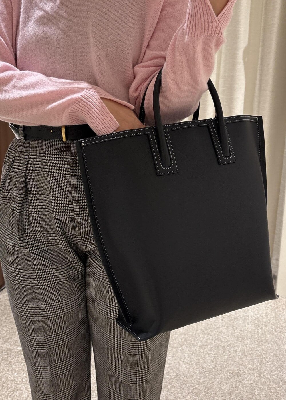 ブラック系のトートバッグ、ブラック系のブーツ、ピンク系のニット/セーターを着用したレディースの秋コーディネートの9枚目の写真