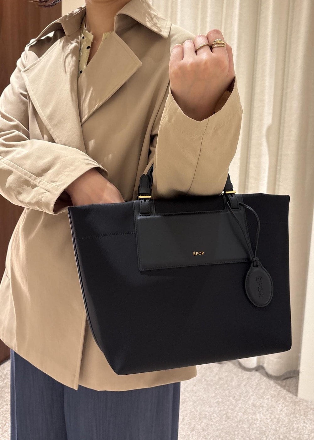 ブラック系のパンプス、ブラック系のトートバッグ、ブルー系のその他パンツを着用したレディースの春コーディネートの9枚目の写真