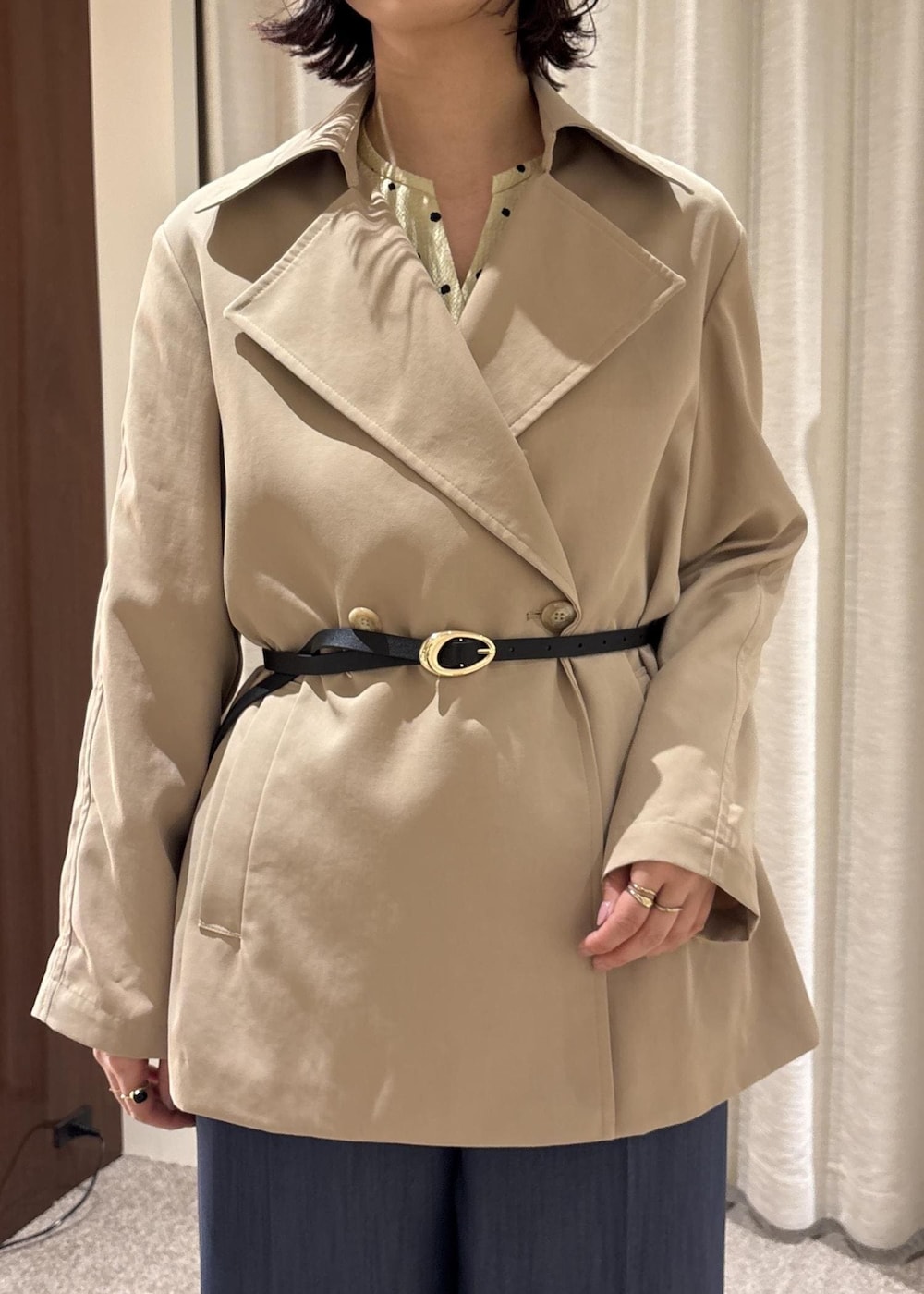 ブラック系のパンプス、ブラック系のトートバッグ、ブルー系のその他パンツを着用したレディースの春コーディネートの6枚目の写真