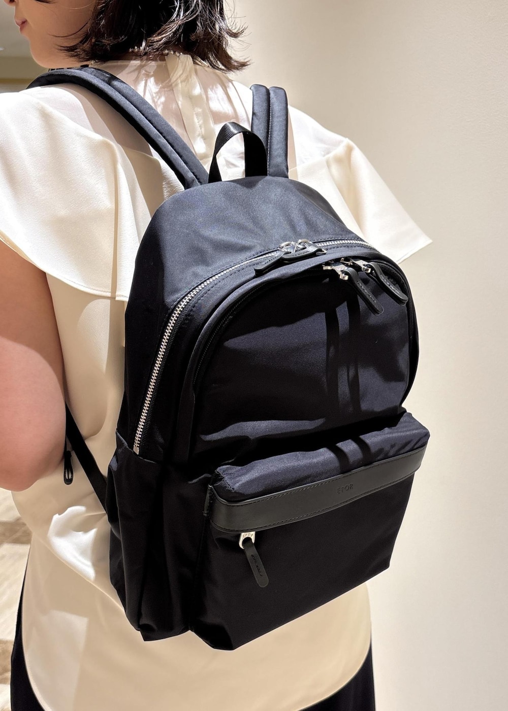 ブラック系のサンダル、ホワイト系のシャツ/ブラウス、ブルー系のその他パンツを着用したレディースの夏コーディネートの9枚目の写真