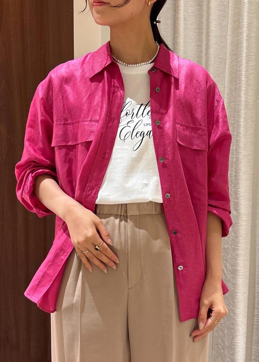 ブラック系のサンダル、ピンク系のシャツ/ブラウス、ホワイト系のTシャツ/カットソーを着用したレディースの夏コーディネートの5枚目の写真