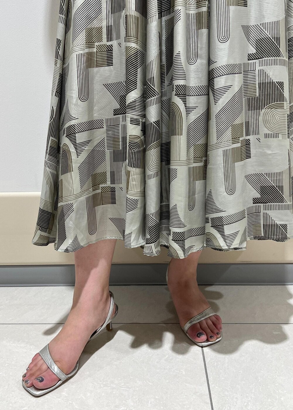 シルバー系のサンダル、レッド系のハンドバッグ、ブラック系のTシャツ/カットソーを着用したレディースの夏コーディネートの9枚目の写真