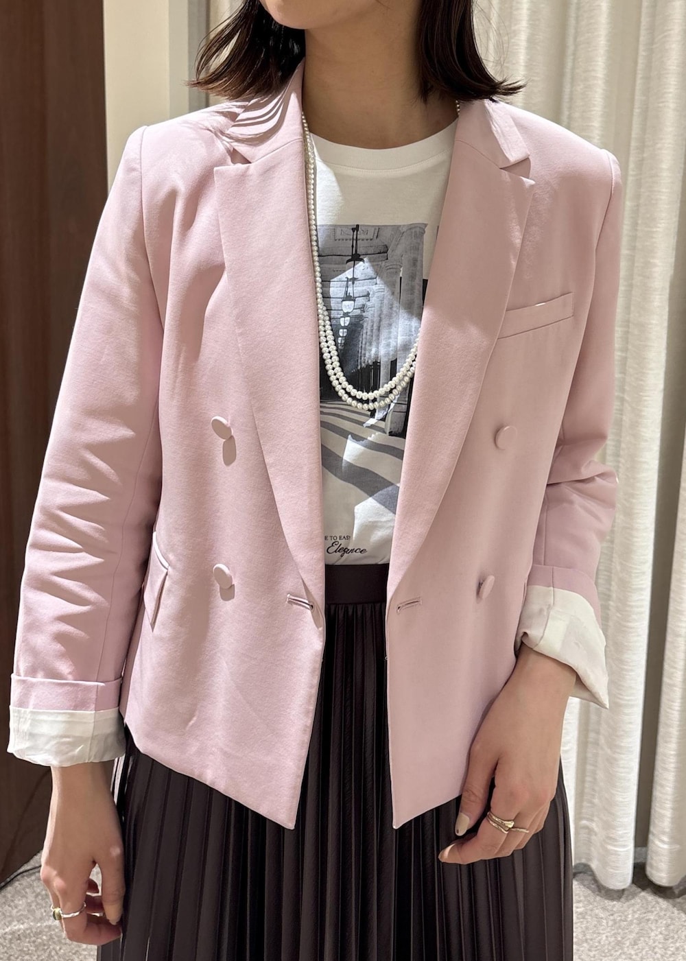 ホワイト系のTシャツ/カットソー、ブラック系のハンドバッグ、ピンク系のテーラードジャケットを着用したレディースの春コーディネートの5枚目の写真