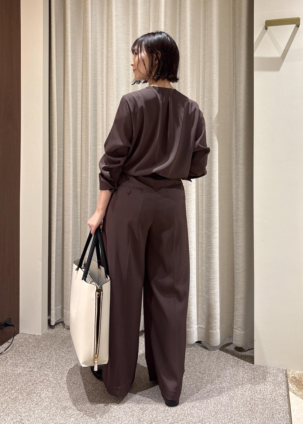 ブラック系のローファー、ホワイト系のトートバッグ、ブラウン系のシャツ/ブラウスを着用したレディースの春コーディネートの4枚目の写真