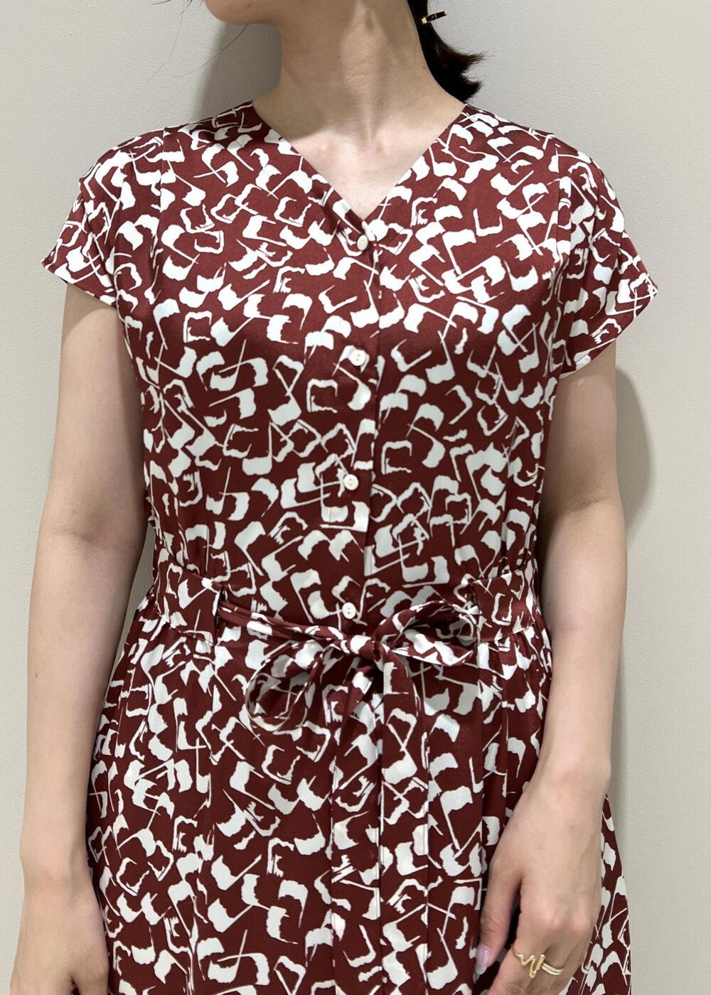 ブラック系のハンドバッグ、ベージュ系のサンダル、レッド系のワンピースを着用したレディースの夏コーディネートの4枚目の写真