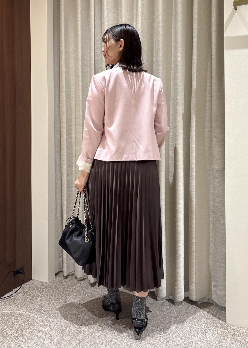 ホワイト系のTシャツ/カットソー、ブラック系のハンドバッグ、ピンク系のテーラードジャケットを着用したレディースの春コーディネートの4枚目の写真