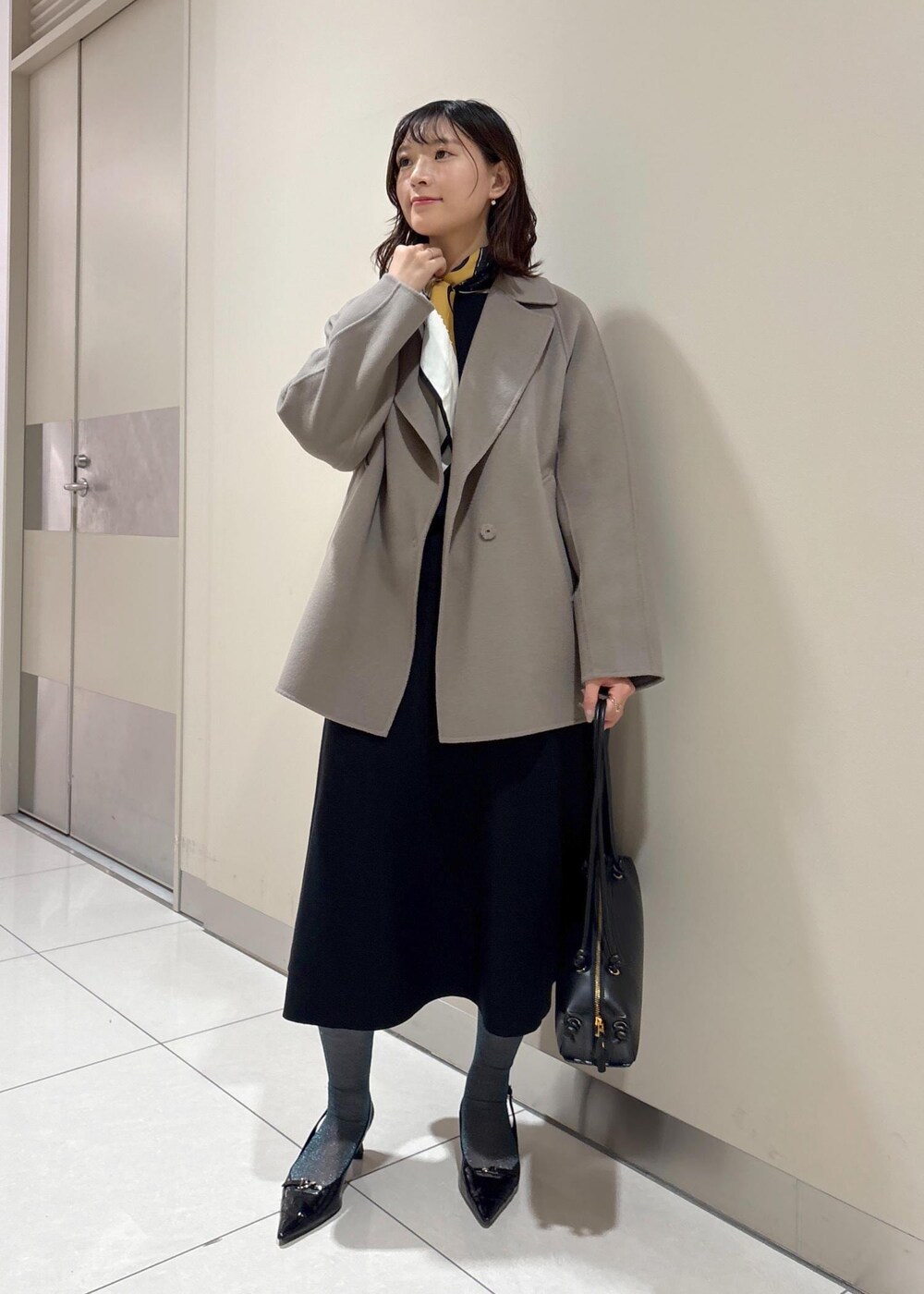 「初冬コーデ、冬コーデ、デートコーデ、お出かけコーデ、旅行コーデ、推し活コーデ、クリスマスコーデ、女子会コーデ、大人カジュアル、スカートスタイル、フェミニンコーデ、シンプルコーデ、きれいめコーデ、ベーシック、ROPÉ」｜「ROPE'のベルトトップヒールパンプス（パンプス、ブラック系）」を使った、ayaさん（レディース・162cm）の秋コーディネートの3枚目の写真