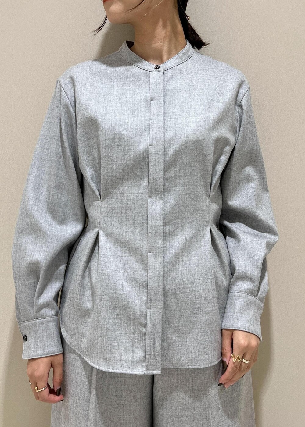 イエロー系のトートバッグ、ブラック系のブーツ、グレー系のシャツ/ブラウスを着用したレディースの秋コーディネートの6枚目の写真