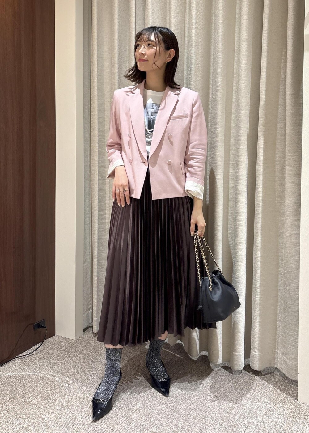 ホワイト系のTシャツ/カットソー、ブラック系のハンドバッグ、ピンク系のテーラードジャケットを着用したレディースの春コーディネートの2枚目の写真