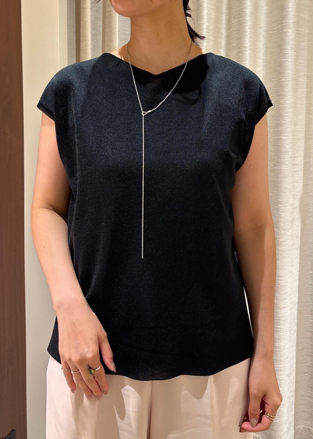 ホワイト系のバックパック/リュック、ブラック系のサンダル、ピンク系のその他パンツを着用したレディースの夏コーディネートの6枚目の写真