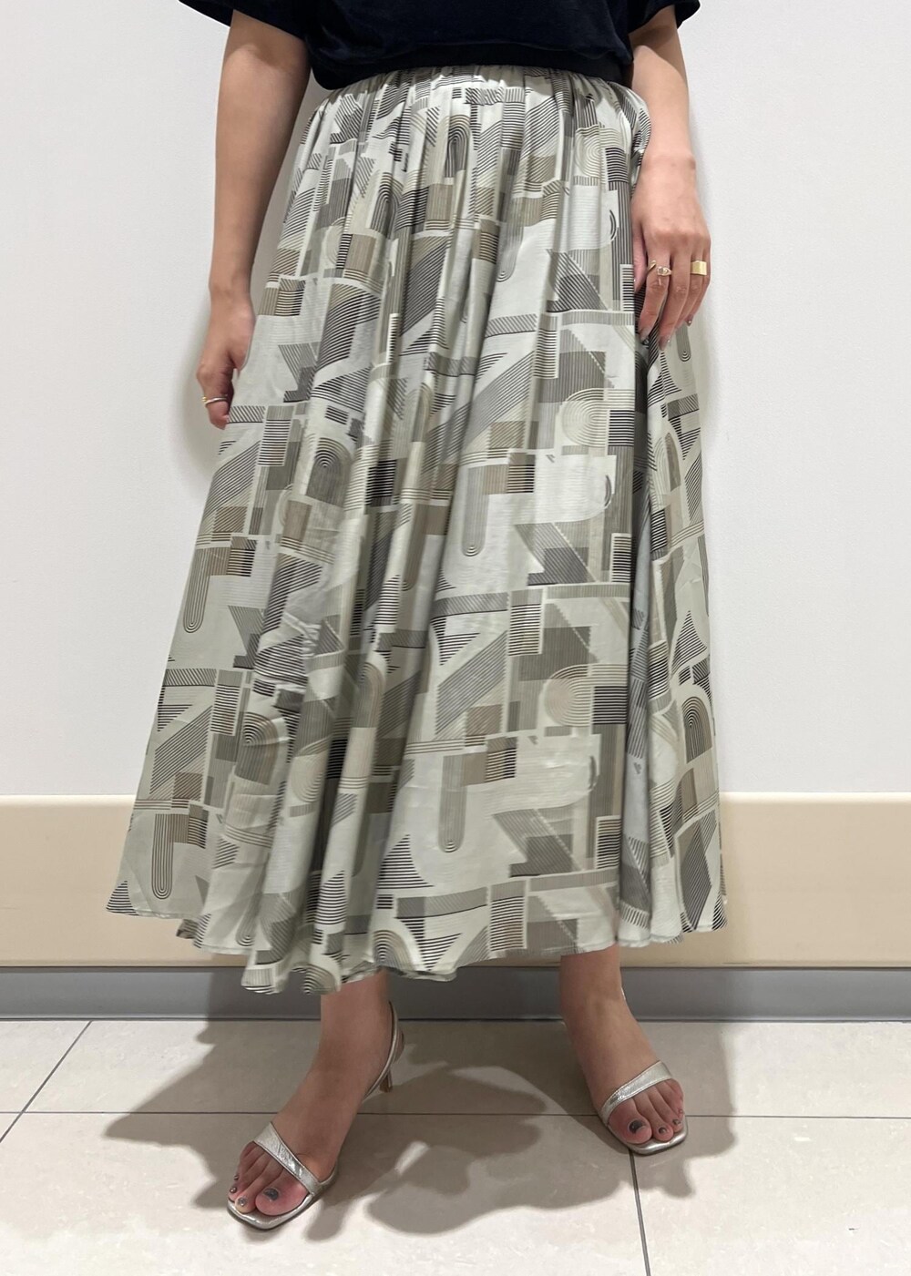 シルバー系のサンダル、レッド系のハンドバッグ、ブラック系のTシャツ/カットソーを着用したレディースの夏コーディネートの8枚目の写真