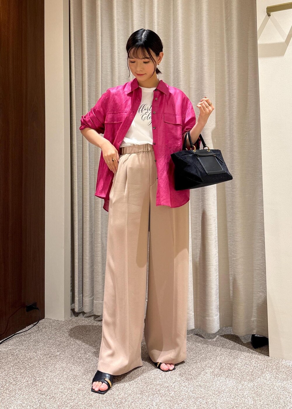 ブラック系のサンダル、ピンク系のシャツ/ブラウス、ホワイト系のTシャツ/カットソーを着用したレディースの夏コーディネートの2枚目の写真