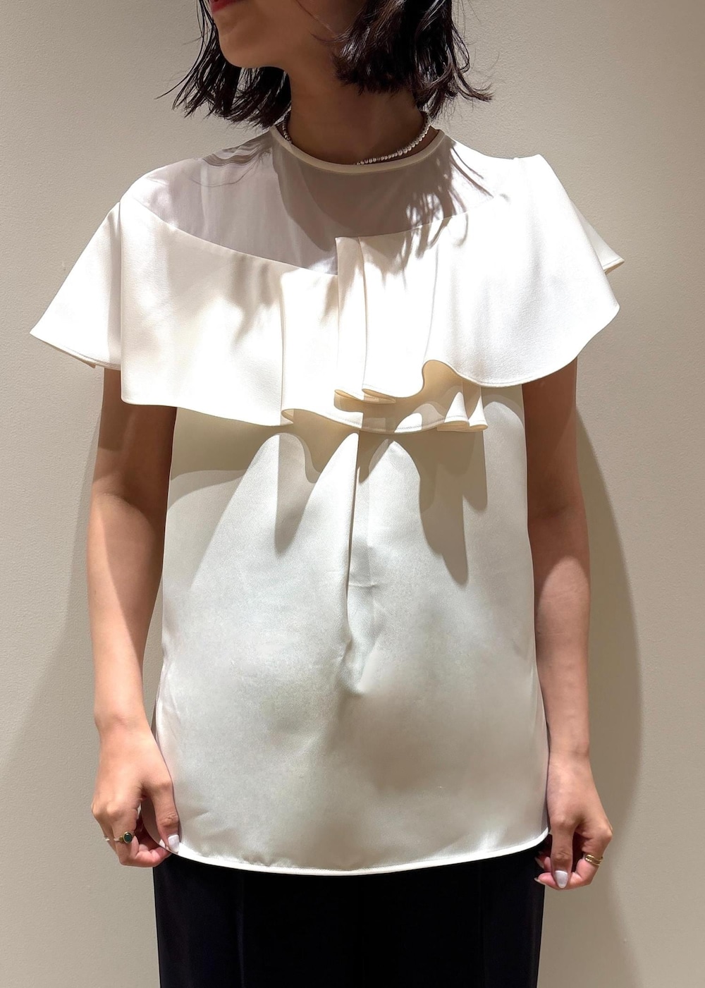 ブラック系のサンダル、ホワイト系のシャツ/ブラウス、ブルー系のその他パンツを着用したレディースの夏コーディネートの7枚目の写真