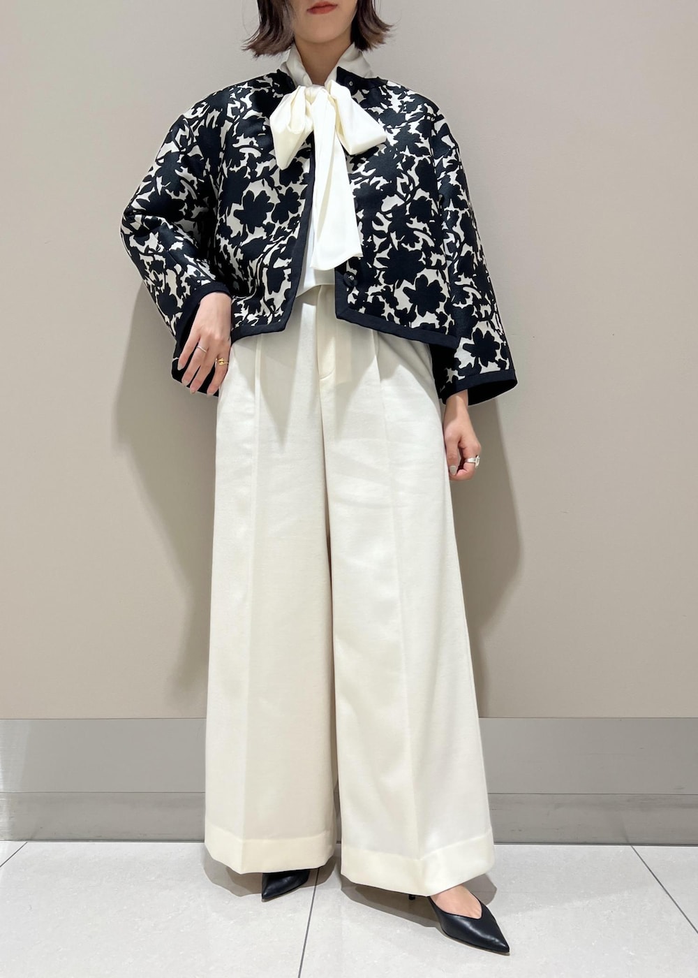 「ブラウス、ボウタイブラウス、ジャケット、ワイドパンツ、ヒール、ミニバッグ、神崎さんコラボ、ROPÉ、パンツ、パンプス、インスタライブ着用、セレモニー、通勤、きれいめカジュアル、お出かけ」｜「ROPE'のVカットポインテッドパンプス（パンプス、ブラック系）」を使った、ayaさん（レディース・162cm）の冬コーディネートの4枚目の写真