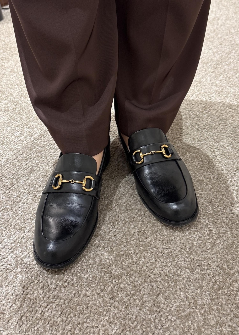 ブラック系のローファー、ホワイト系のトートバッグ、ブラウン系のシャツ/ブラウスを着用したレディースの春コーディネートの7枚目の写真