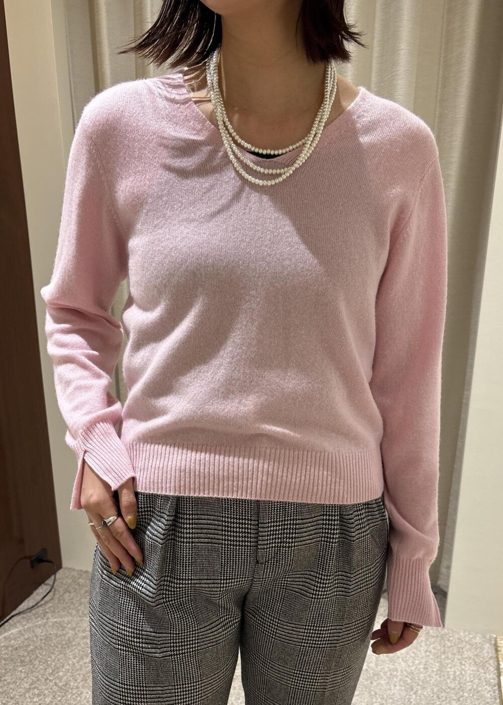 ブラック系のトートバッグ、ブラック系のブーツ、ピンク系のニット/セーターを着用したレディースの秋コーディネートの6枚目の写真