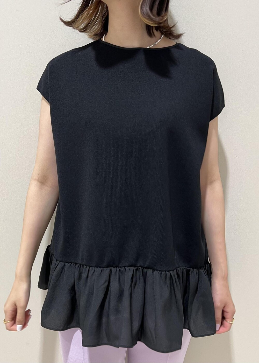 ブラック系のハンドバッグ、パープル系のその他パンツ、ブラック系のサンダルを着用したレディースの夏コーディネートの4枚目の写真