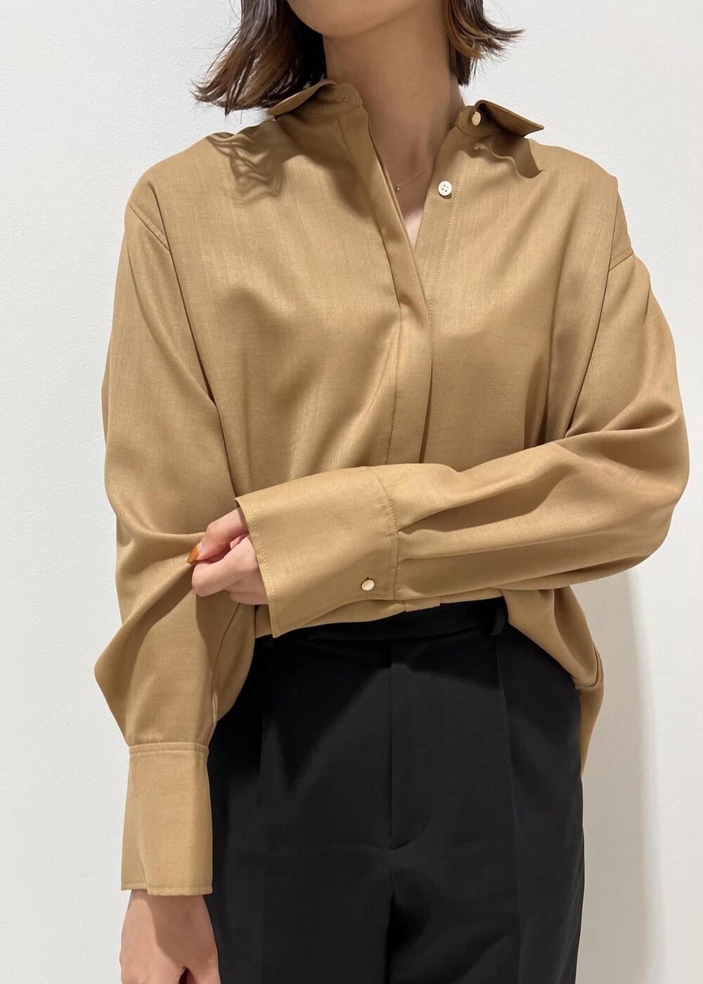 ブラック系のハンドバッグ、ベージュ系のシャツ/ブラウス、ブラック系のその他パンツを着用したレディースの秋コーディネートの5枚目の写真