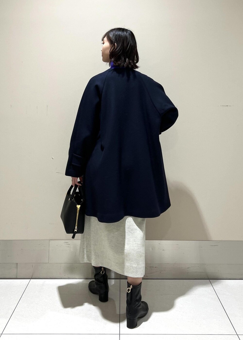 「パープル、タートルネック、リブニット、タイトスカート、Winter Coat 2023、ROPÉ、ÉPOR、Y BAG、冬コート、ニット、カットソー、スカート、ブーツ、インスタライブ着用、セール」｜「E'PORの【新色追加】【E'POR】 Y BAG Mini【雑誌掲載】（ハンドバッグ、ブラック系）」を使った、ayaさん（レディース・162cm）の冬コーディネートの3枚目の写真
