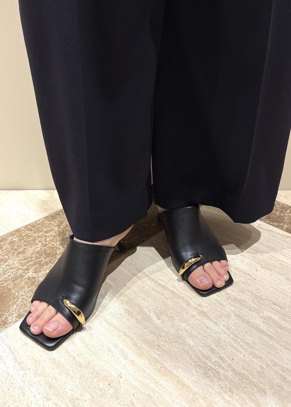 ブラック系のサンダル、ホワイト系のシャツ/ブラウス、ブルー系のその他パンツを着用したレディースの夏コーディネートの10枚目の写真