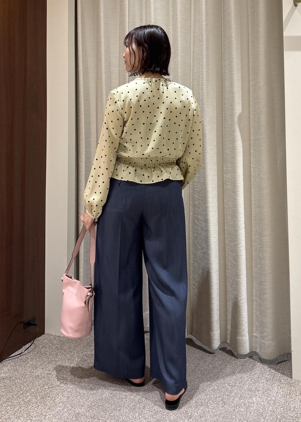 ブラック系のパンプス、ピンク系のハンドバッグ、ブルー系のその他パンツを着用したレディースの春コーディネートの5枚目の写真