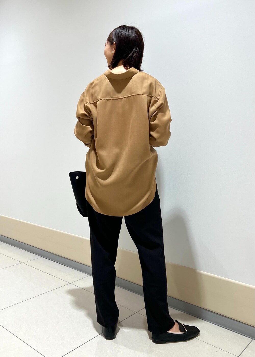 ブラック系のハンドバッグ、ベージュ系のシャツ/ブラウス、ブラック系のその他パンツを着用したレディースの秋コーディネートの3枚目の写真